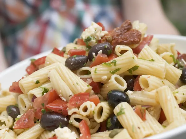 Pastasalat mit Oliven und Tomaten