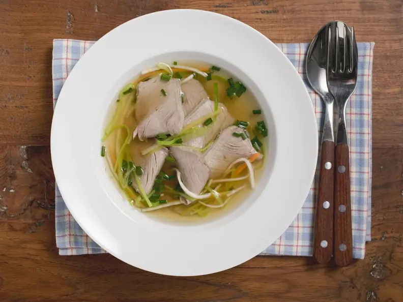 Klare Suppe mit Rindfleisch