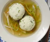 Klare Brühe mit Julienne und Knödeln