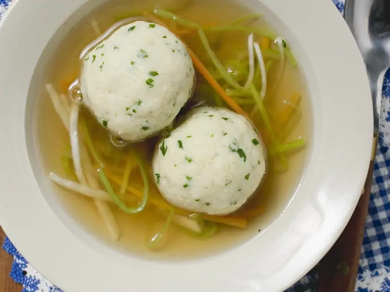 Klare Brühe mit Julienne und Knödeln