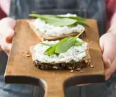 Vollkornbrot mit Bärlauchaufstrich
