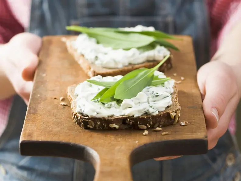 Vollkornbrot mit Bärlauchaufstrich