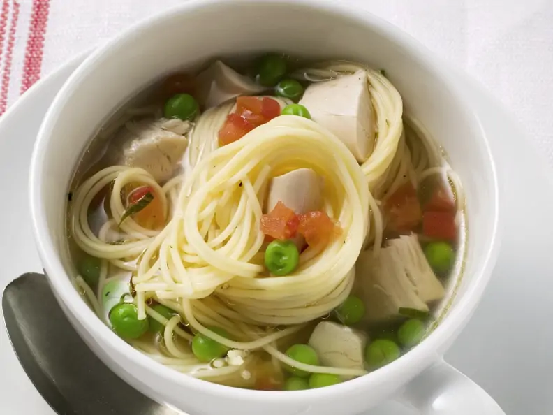 Nudel-Hähnchen-Suppe mit Gemüse