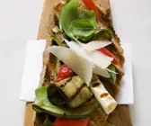 Röstbrot mit Grillgemüse und Parmesan