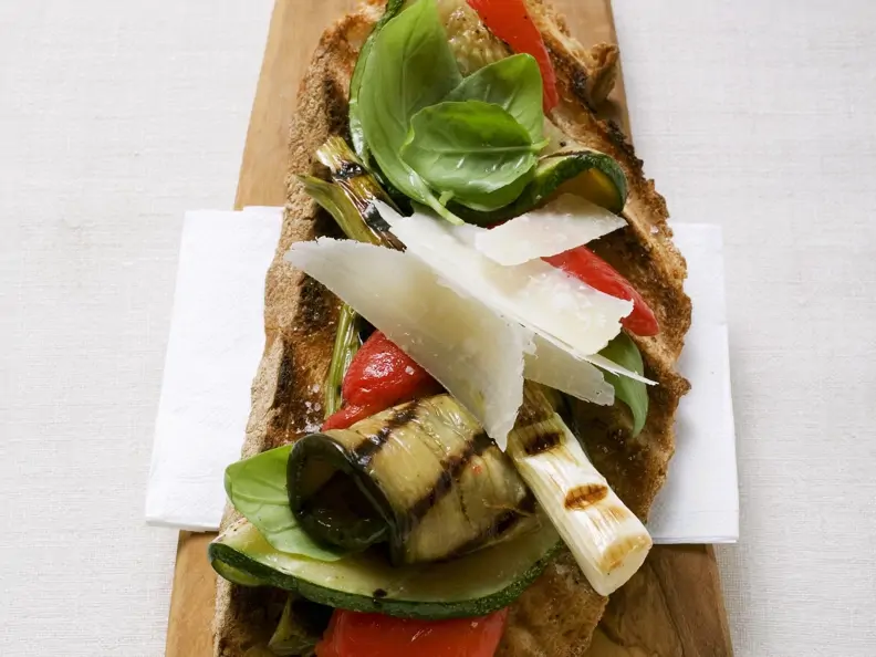 Röstbrot mit Grillgemüse und Parmesan