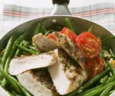 Gebratene Hähnchenbrust mit grünen Bohnen und Tomaten