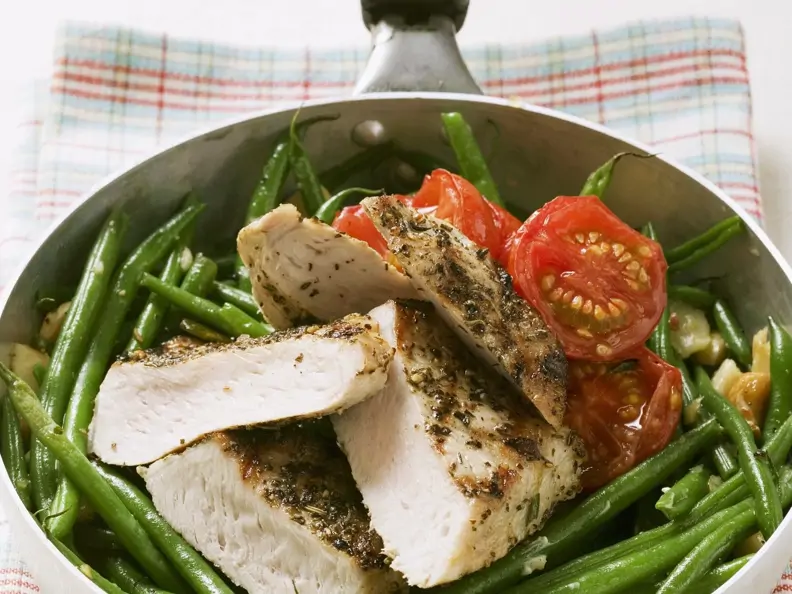 Gebratene Hähnchenbrust mit grünen Bohnen und Tomaten
