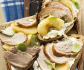 Belegte Brote mit Ente und Äpfeln