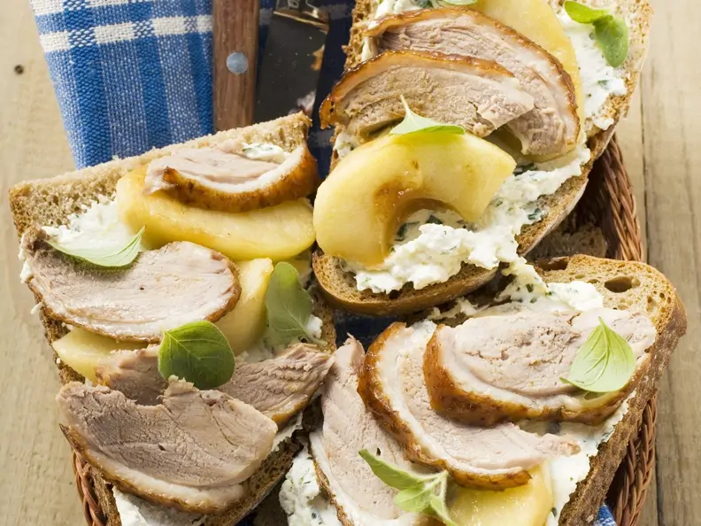 Belegte Brote mit Ente und Äpfeln