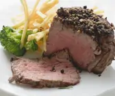 Rinderfilet mit Pfefferhaube, Brokkoli und Pommes frites