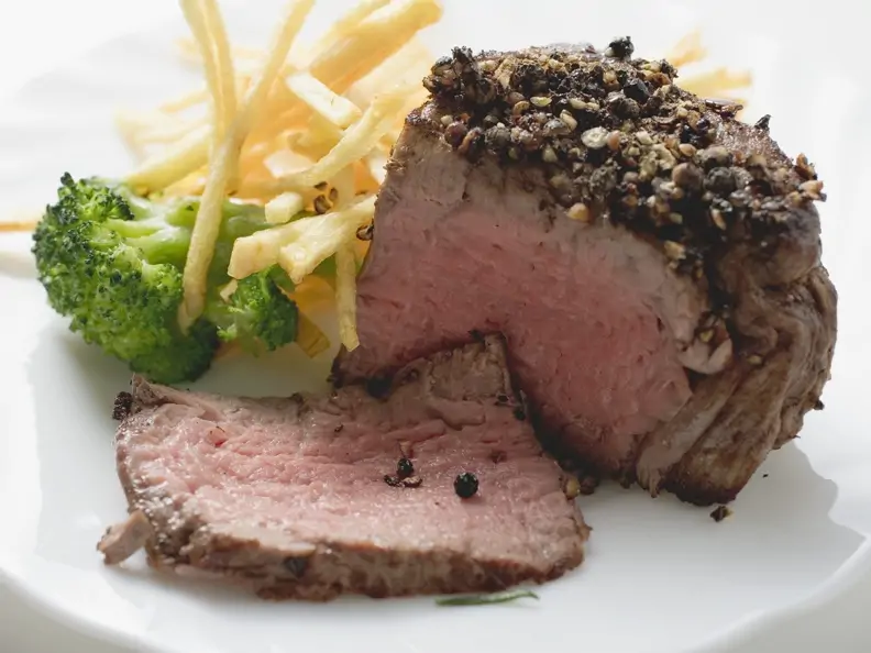 Rinderfilet mit Pfefferhaube, Brokkoli und Pommes frites