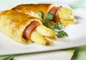 Spargel mit Schinken im Blätterteig