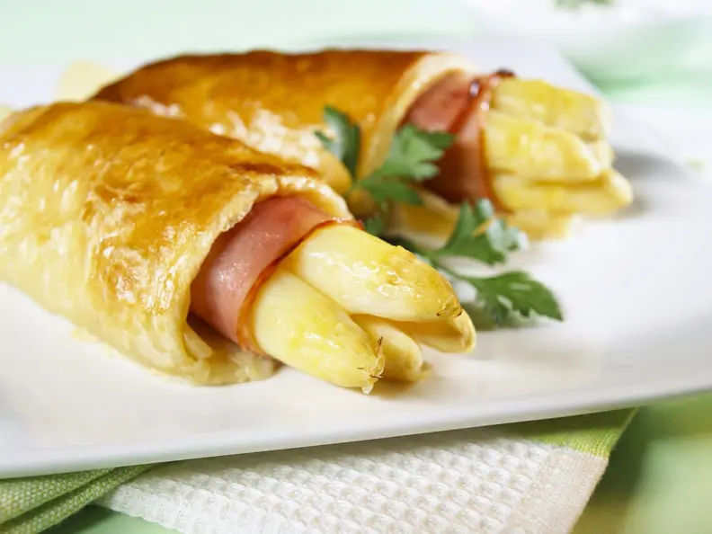 Spargel mit Schinken im Blätterteig