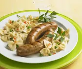Gebratene Wurst mit buntem Nudelsalat