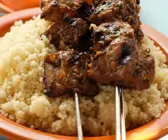 Gegrillte Fleischspieße mit Couscous