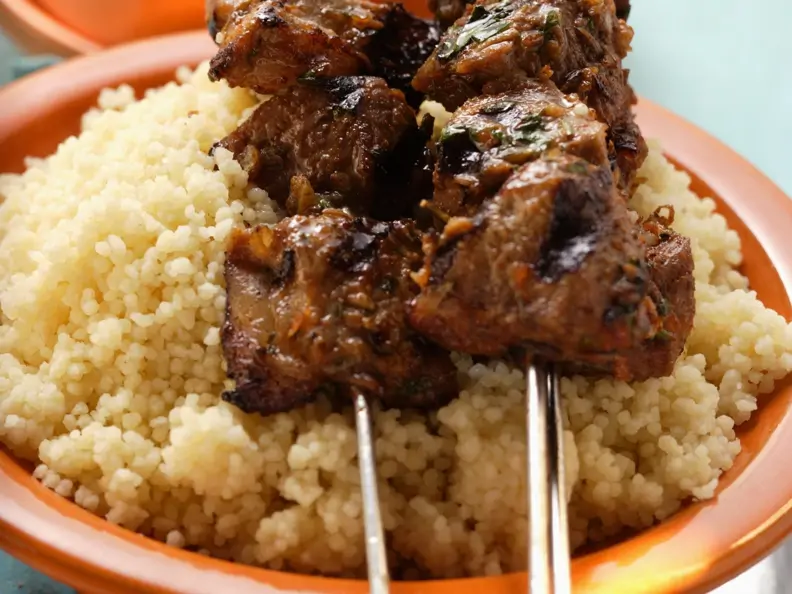 Gegrillte Fleischspieße mit Couscous