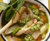 Geflügelsuppe mit Graupen und Gemüse