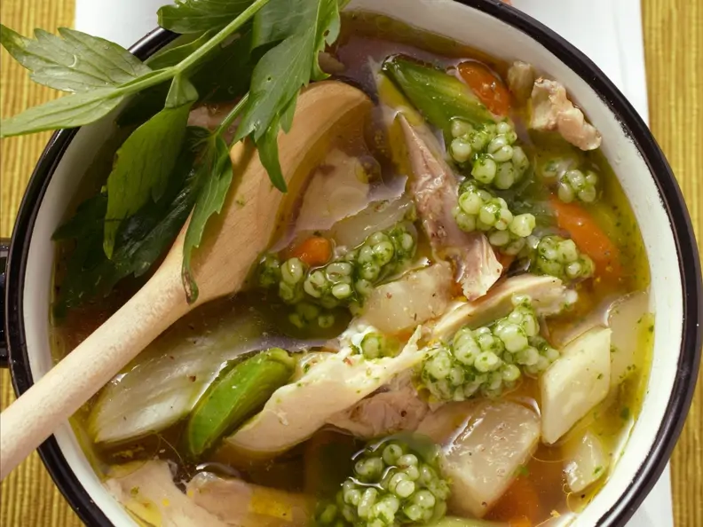 Geflügelsuppe mit Graupen und Gemüse