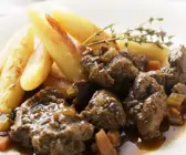 Rehgulasch mit Schupfnudeln