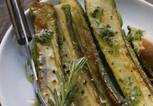 Marinierte Zucchini mit Rosmarin