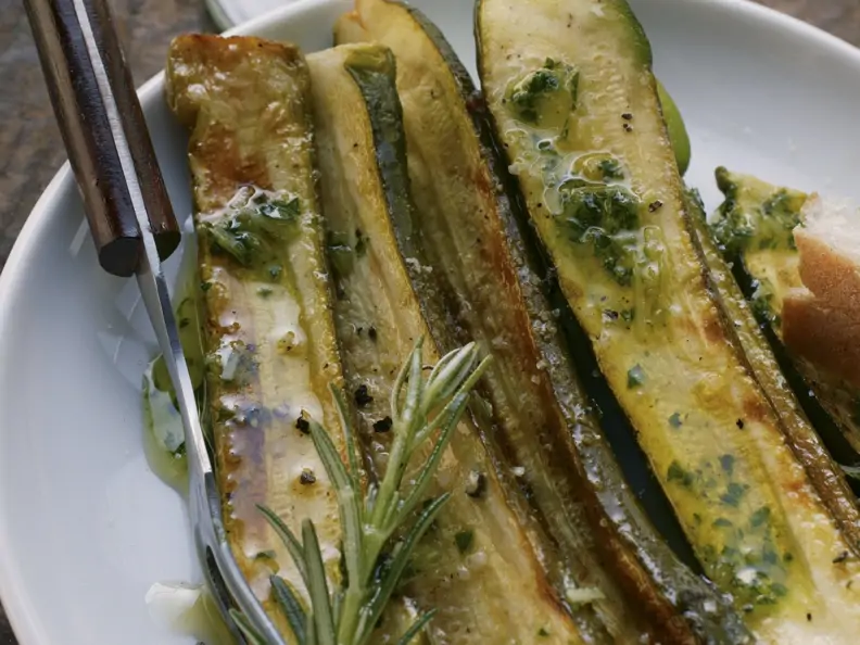Marinierte Zucchini mit Rosmarin