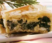 Pikanter Blätterteigkuchen mit Feta und Spinat
