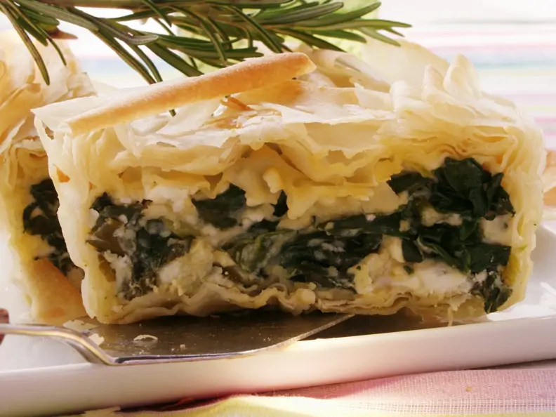 Pikanter Blätterteigkuchen mit Feta und Spinat
