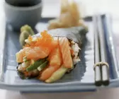 Temaki mit Lachs und Kaviar