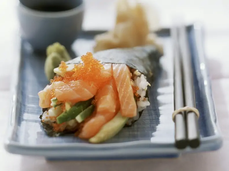 Temaki mit Lachs und Kaviar