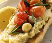 Brot mit Hummus, Cherrytomaten und Rosmarin