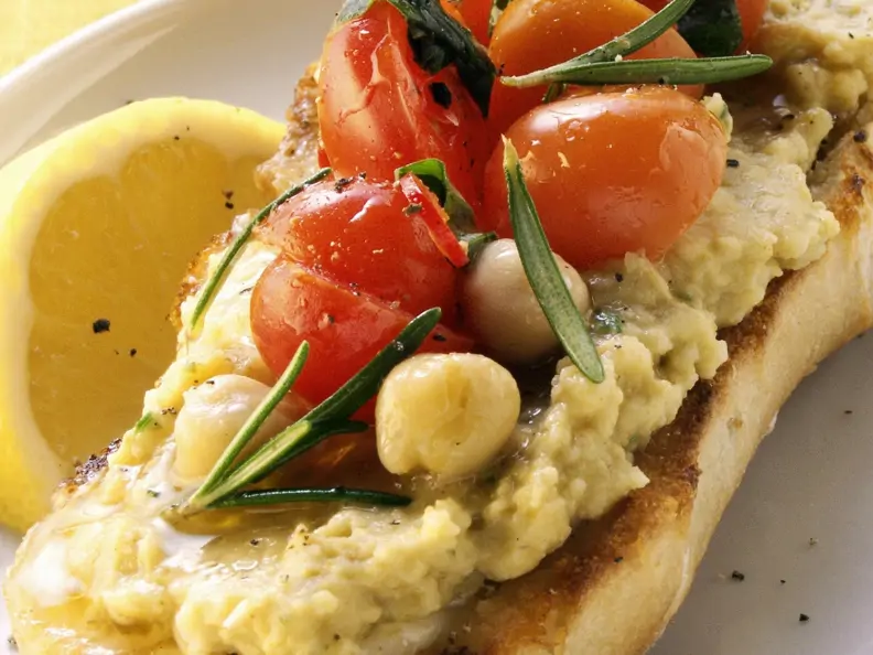 Brot mit Hummus, Cherrytomaten und Rosmarin