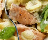 Öhrchennudeln mit Lachs und Basilikum