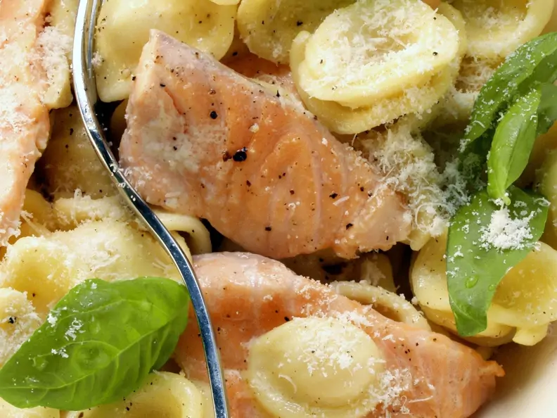 Öhrchennudeln mit Lachs und Basilikum