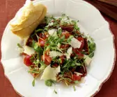 Wasserkressesalat mit dicken Bohnen, Tomaten und Parmesan