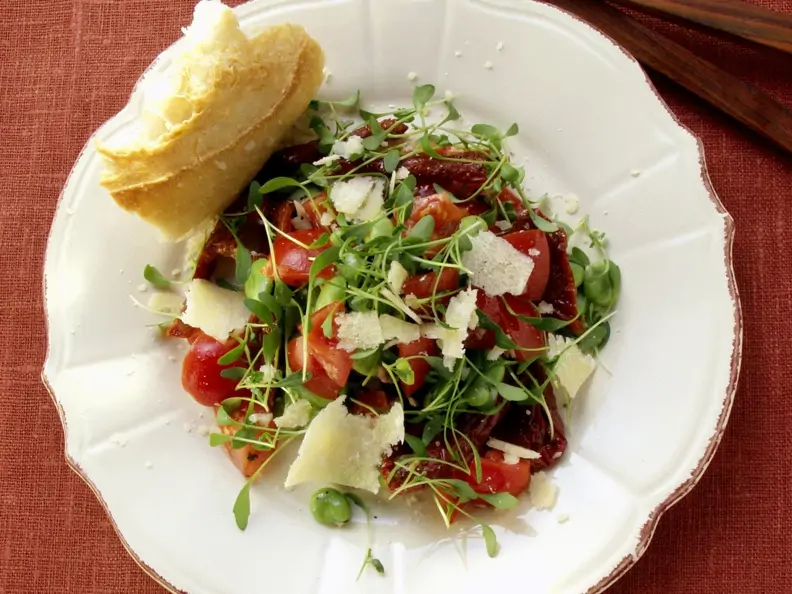 Wasserkressesalat mit dicken Bohnen, Tomaten und Parmesan