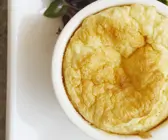 Käsesoufflee und Salat mit Pekannüssen und Granatapfel
