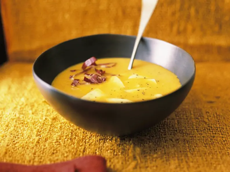 Kürbissuppe mit Fleckerlnudeln und Radicchio
