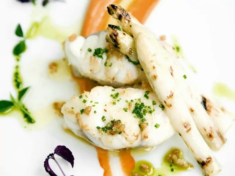 Seeteufelfilet mit weißem Spargel