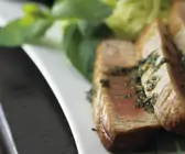 Gebratenes Thunfischsteak mit Pesto dazu grüner Salat