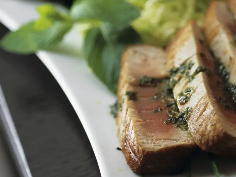 Gebratenes Thunfischsteak mit Pesto dazu grüner Salat