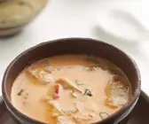 Kokosuppe mit rotem Curry, Hähnchen und Austernpilzen