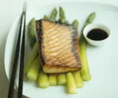 Lachs nach Teriyaki-Art mit Spargel und Sojasoße