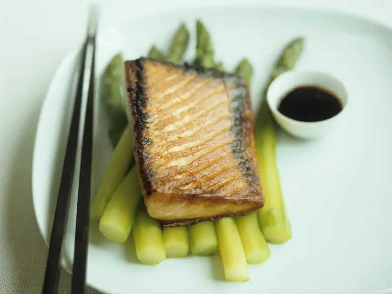 Lachs nach Teriyaki-Art mit Spargel und Sojasoße