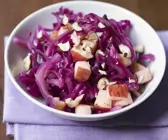 Rotkrautsalat mit Nüssen und Äpfeln