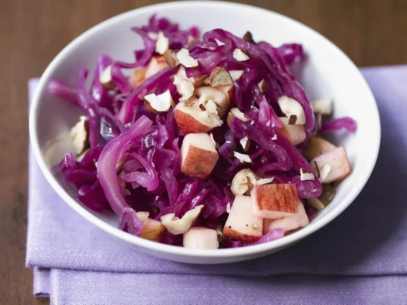 Rotkrautsalat mit Nüssen und Äpfeln