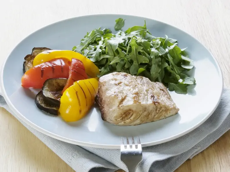 Steinbutt mit Grillgemüse und Salat