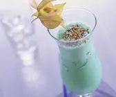 Drivers-Drink mit Ananas, Banane und Blue Curacao