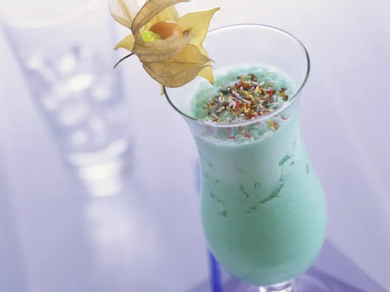 Drivers-Drink mit Ananas, Banane und Blue Curacao