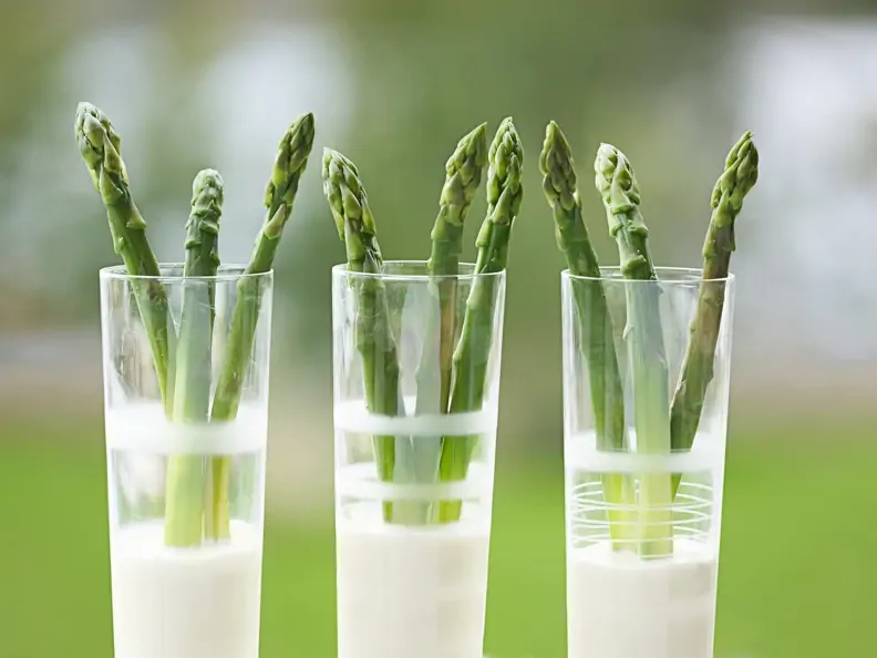 Grüner Spargel mit Estragon-Zitronen-Dip