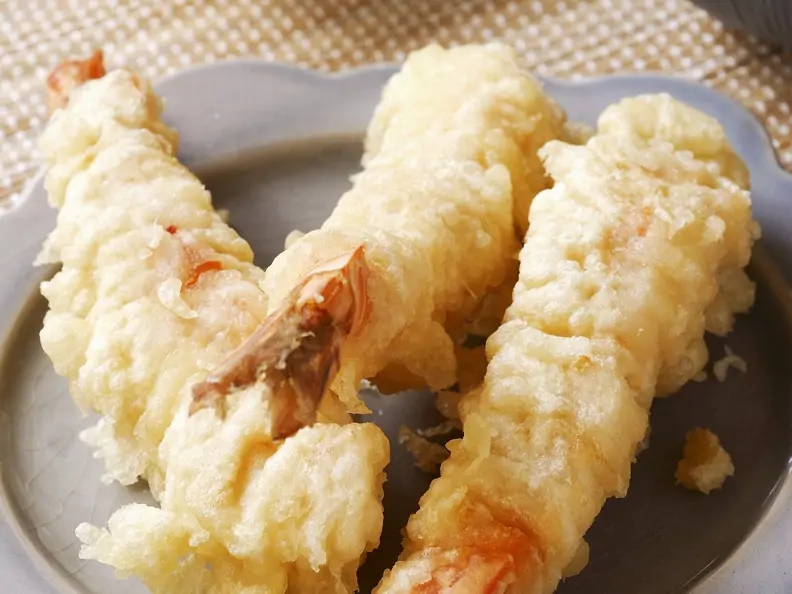 Shrimps-Tempura mit Reis und Sojadip